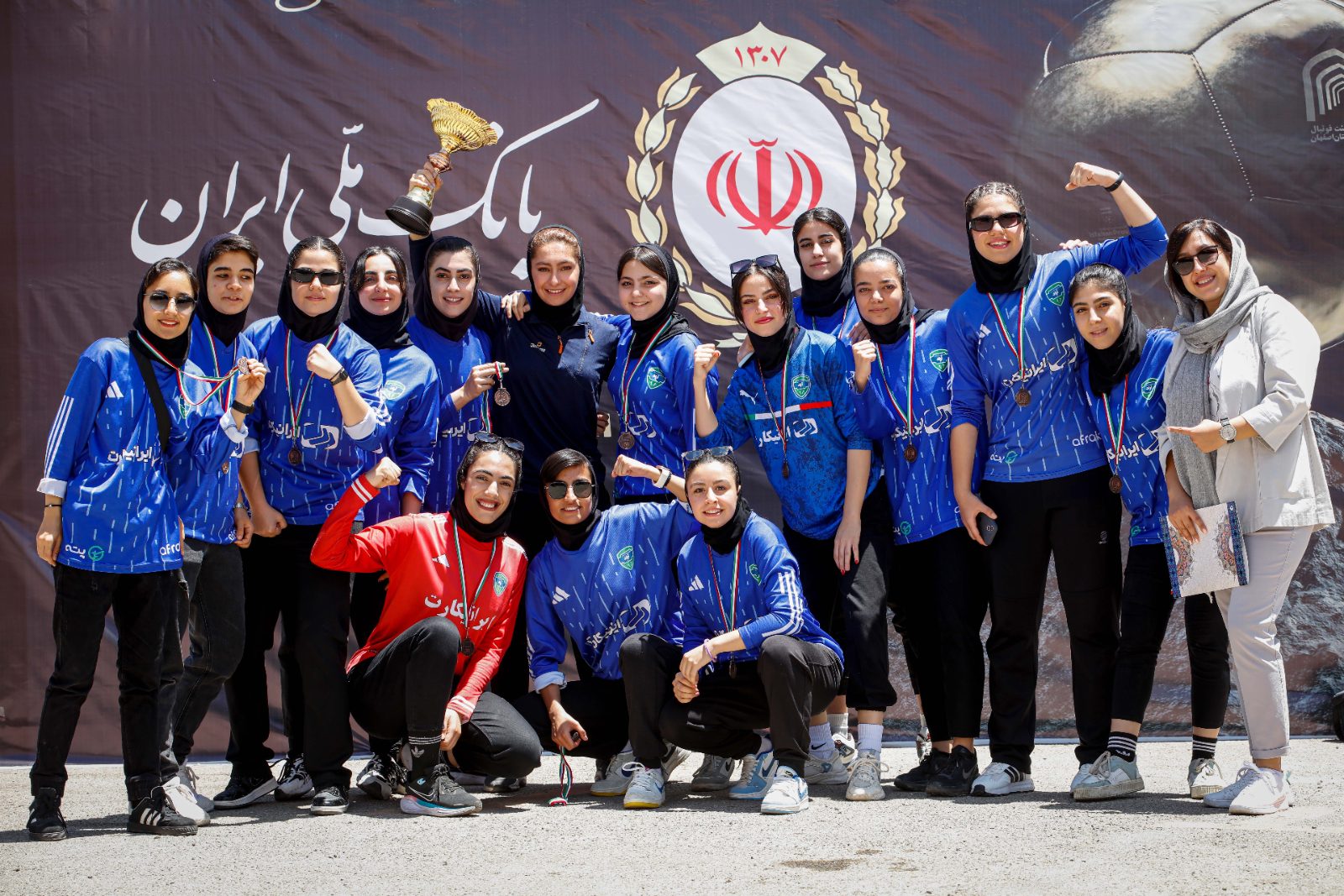 تیم آراد اسپادانا با جام قهرمانی و مدالها
